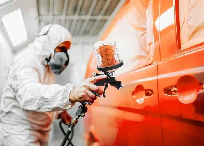 Hvordan du installerer en engangs spray pistol kopp