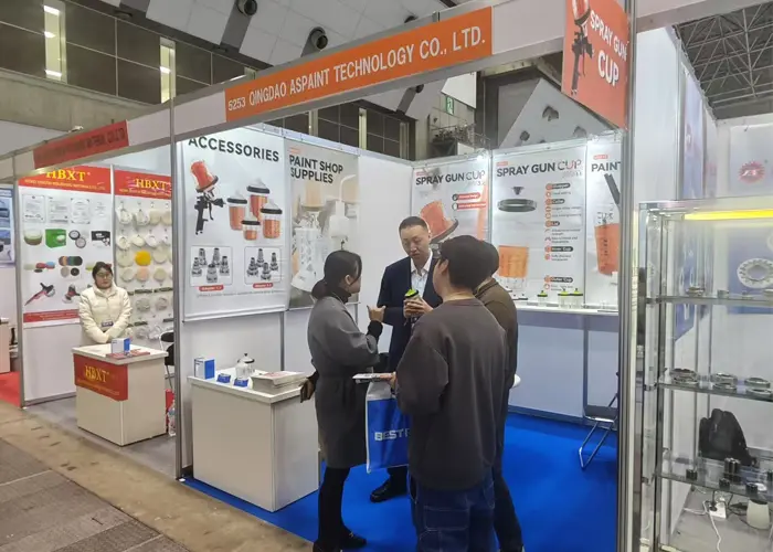 Qingdao Espant Technology Co., Ltd. skinner på 2025 Tokyo International Auto Parts Show (IAAE) med en spraypistol.